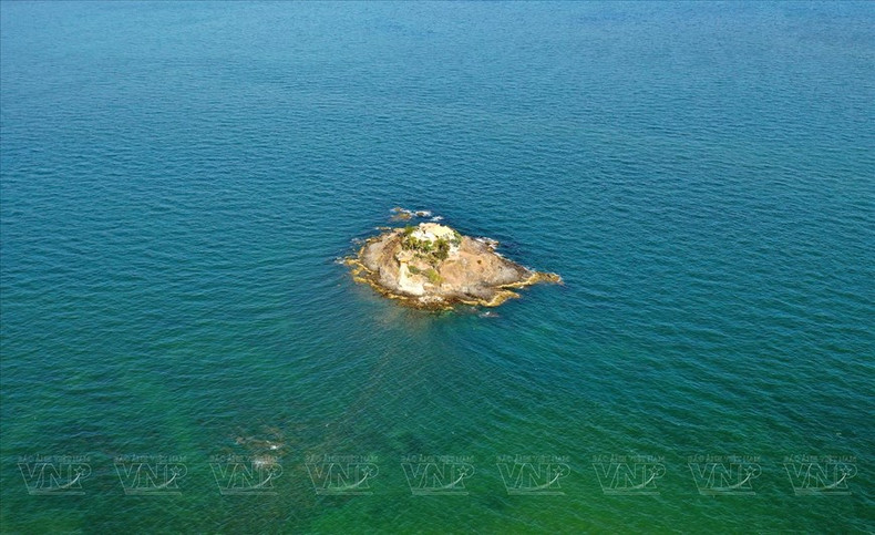 Hon Ba es una isla pequeña en medio del mar durante la marea alta (Fuente:VNA) Hon Ba es una isla pequeña en medio del mar durante la marea alta (Fuente:VNA)