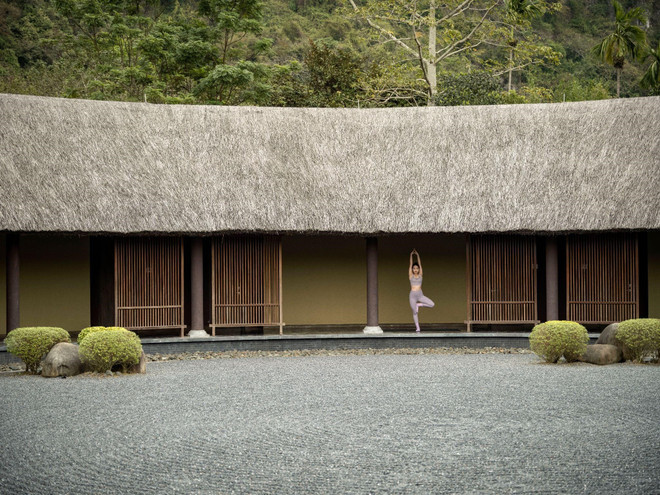 Experimentan el equilibrio cuerpo-mente-espíritu con yoga en un espacio fresco y verde. (Foto: Sungroup.com.vn)