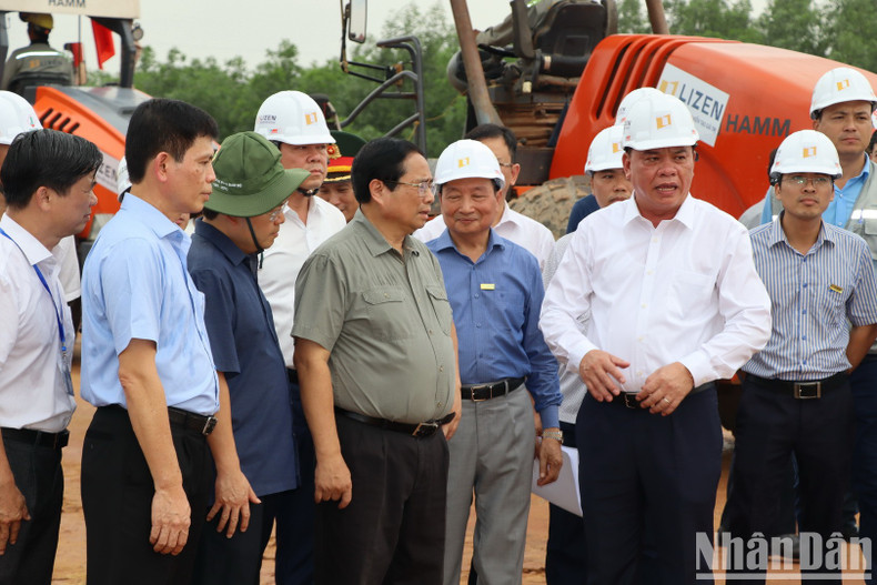 Los dirigentes de Dong Nai informan sobre los trabajos de limpieza del sitio para la construcción de la obra.