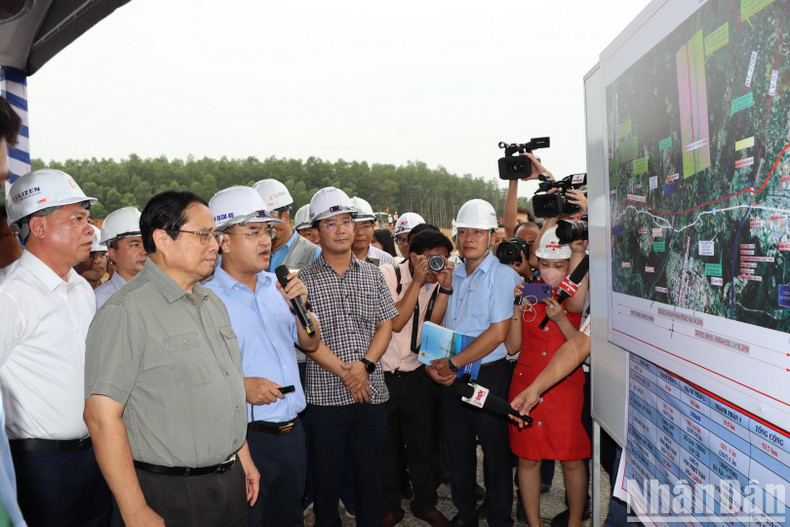 Minh Chinh escucha al representante de la junta directiva del Proyecto 85 del Ministerio de Transporte informar sobre el progreso del proyecto componente 2 del Proyecto de construcción de la Autopista Bien Hoa-Vung Tau.