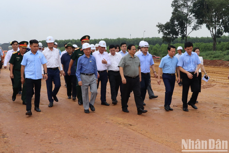 El primer ministro Pham Minh Chinh y la delegación que lo acompaña inspeccionan el proyecto de la autopista Bien Hoa - Vung Tau, en el tramo de la comuna de An Phuoc, distrito de Long Thanh, en Dong Nai.