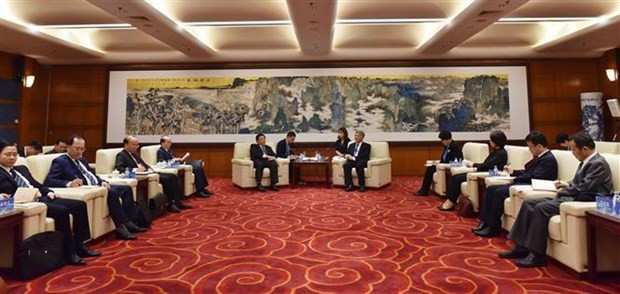 Nguyen Xuan Thang, miembro del Buró Político, director de la Academia Política Nacional Ho Chi Minh y presidente del Consejo Teórico Central, se reúne con Xia Chuntao, miembro del Comité Central del Partido y vicerrector permanente de la Escuela del Comité Central del Partido Comunista de China. (Foto: VNA) Nguyen Xuan Thang, miembro del Buró Político, director de la Academia Política Nacional Ho Chi Minh y presidente del Consejo Teórico Central, se reúne con Xia Chuntao, miembro del Comité Central del Partido y vicerrector permanente de la Escuela del Comité Central del Partido Comunista de China. (Foto: VNA)