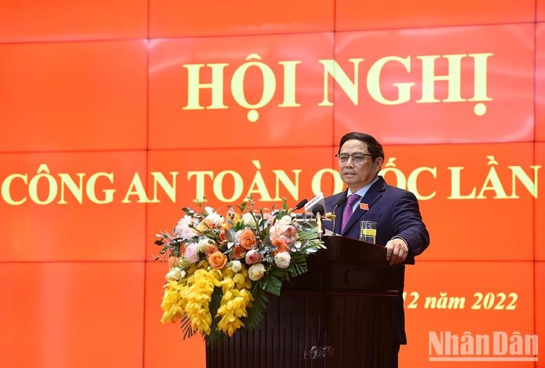 Minh Chinh pronuncia un discurso en la conferencia. Minh Chinh pronuncia un discurso en la conferencia.