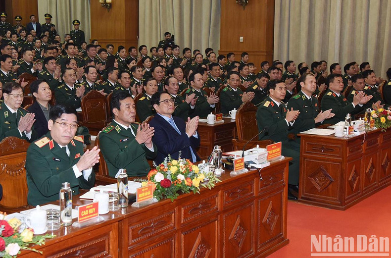 El primer ministro y los delegados en reunión. El primer ministro y los delegados en reunión.