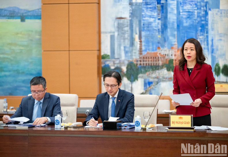 La viceministra de Asuntos Exteriores, Nguyen Minh Hang, habla en la reunión. La viceministra de Asuntos Exteriores, Nguyen Minh Hang, habla en la reunión.