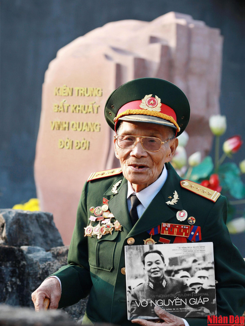 Un veterano revolucionario, con un libro sobre el General Vo Nguyen Giap en la mano, cuenta a los jóvenes sobre el ingenioso estratega militar vietnamita. Un veterano revolucionario, con un libro sobre el General Vo Nguyen Giap en la mano, cuenta a los jóvenes sobre el ingenioso estratega militar vietnamita.