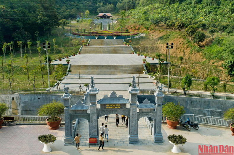 Templo dedicado al General Vo Nguyen Giap visto desde arriba. Templo dedicado al General Vo Nguyen Giap visto desde arriba.