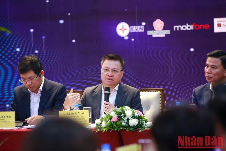 Le Quoc Minh habla en el foro. Le Quoc Minh habla en el foro.