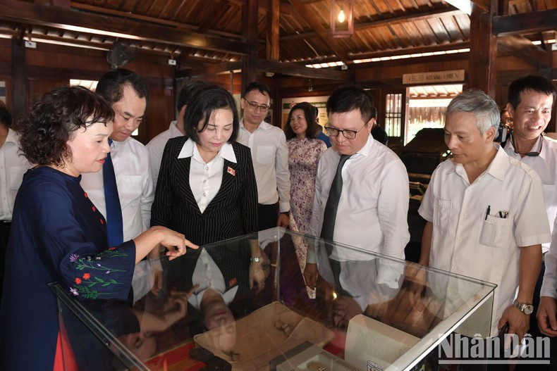 Le Quoc Minh presenta a los delegados los artefactos y el espacio de exposición la Escuela de Periodismo Huynh Thuc Khang. Le Quoc Minh presenta a los delegados los artefactos y el espacio de exposición la Escuela de Periodismo Huynh Thuc Khang.