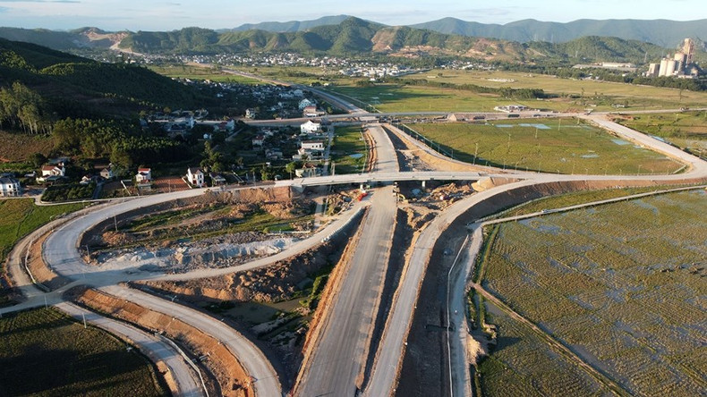El enlace entre la autopista Nghi Son - Dien Chau y la ruta nacional 48D, en la provincia de Nghe An, está en la fase final de construcción. (Fuente: VNA) El enlace entre la autopista Nghi Son - Dien Chau y la ruta nacional 48D, en la provincia de Nghe An, está en la fase final de construcción. (Fuente: VNA)