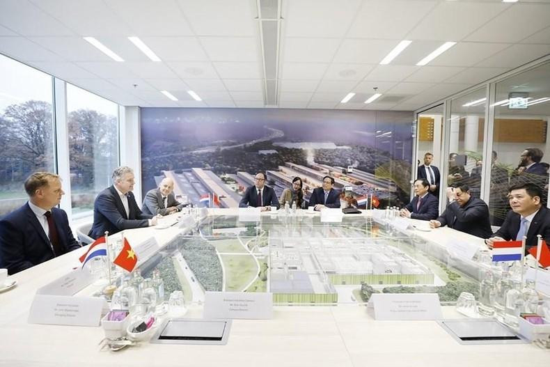 Minh Chinh asiste a la mesa redonda "Innovación y producción de alta tecnología" con los directores ejecutivos de la zona de alta tecnología Brainport. (Fotografía: VNA) Minh Chinh asiste a la mesa redonda "Innovación y producción de alta tecnología" con los directores ejecutivos de la zona de alta tecnología Brainport. (Fotografía: VNA)