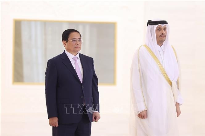 El primer ministro Pham Minh Chinh y su par catarí Sheikh Mohammed bin Abdulrahman bin Jasim Al-Thani escuchan los himnos nacionales de sus países. (Foto: VNA) El primer ministro Pham Minh Chinh y su par catarí Sheikh Mohammed bin Abdulrahman bin Jasim Al-Thani escuchan los himnos nacionales de sus países. (Foto: VNA)