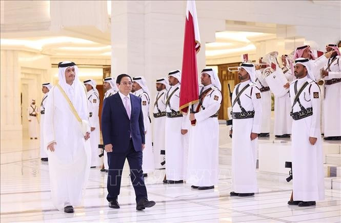 El primer ministro Pham Minh Chinh y su par catarí Sheikh Mohammed bin Abdulrahman bin Jasim Al-Thani pasan revista a la guardia de honor. (Foto: VNA) El primer ministro Pham Minh Chinh y su par catarí Sheikh Mohammed bin Abdulrahman bin Jasim Al-Thani pasan revista a la guardia de honor. (Foto: VNA)