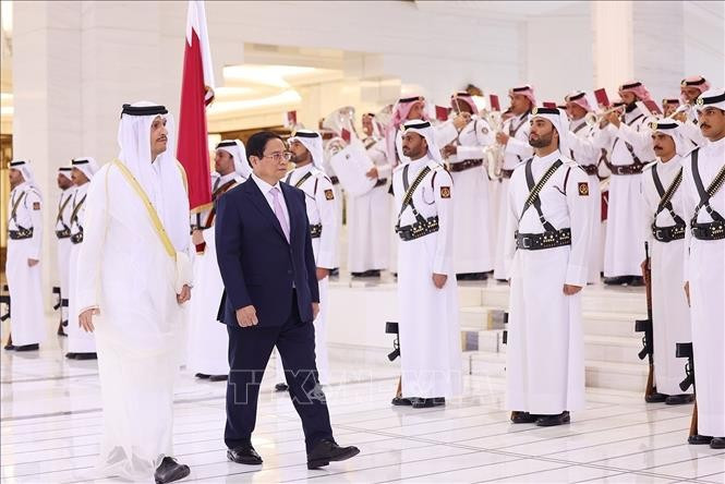 El primer ministro Pham Minh Chinh y su par catarí Sheikh Mohammed bin Abdulrahman bin Jasim Al-Thani pasan revista a la guardia de honor. (Foto: VNA) El primer ministro Pham Minh Chinh y su par catarí Sheikh Mohammed bin Abdulrahman bin Jasim Al-Thani pasan revista a la guardia de honor. (Foto: VNA)