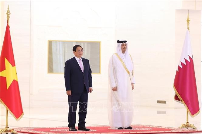 El primer ministro Pham Minh Chinh y su par catarí Sheikh Mohammed bin Abdulrahman bin Jasim Al-Thani escuchan los himnos nacionales de sus países. (Foto: VNA) El primer ministro Pham Minh Chinh y su par catarí Sheikh Mohammed bin Abdulrahman bin Jasim Al-Thani escuchan los himnos nacionales de sus países. (Foto: VNA)