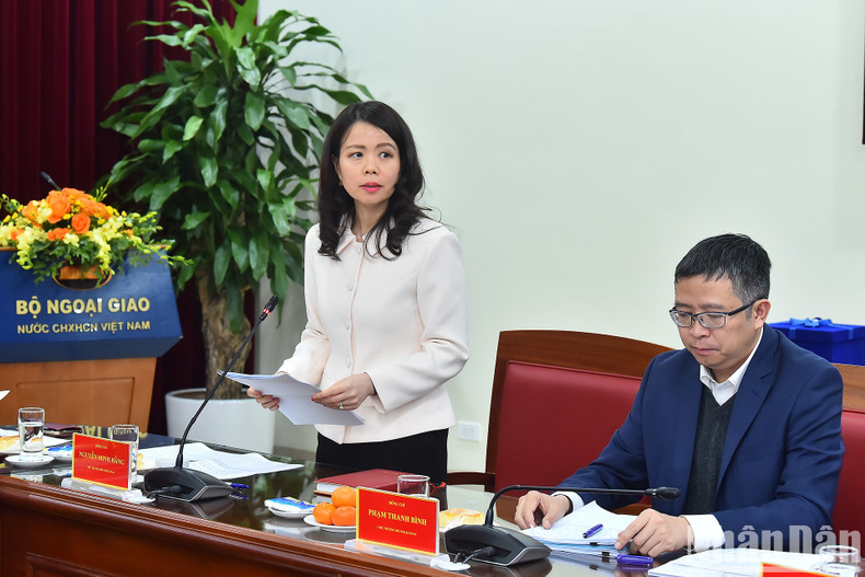 La viceministra de Asuntos Exteriores, Nguyen Minh Hang, presenta el informe en la reunión.