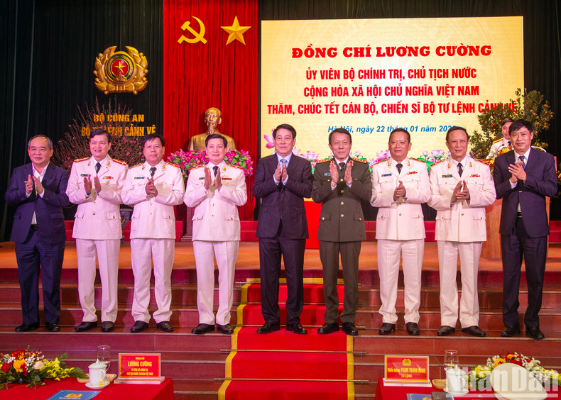 El presidente Luong Cuong y el ministro de Seguridad Pública, Luong Tam Quang, junto con los líderes del Alto Mando de Guardia y delegados en la ceremonia.