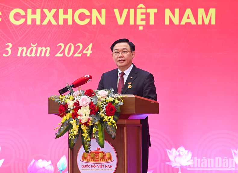 Dinh Hue habla en el acto.