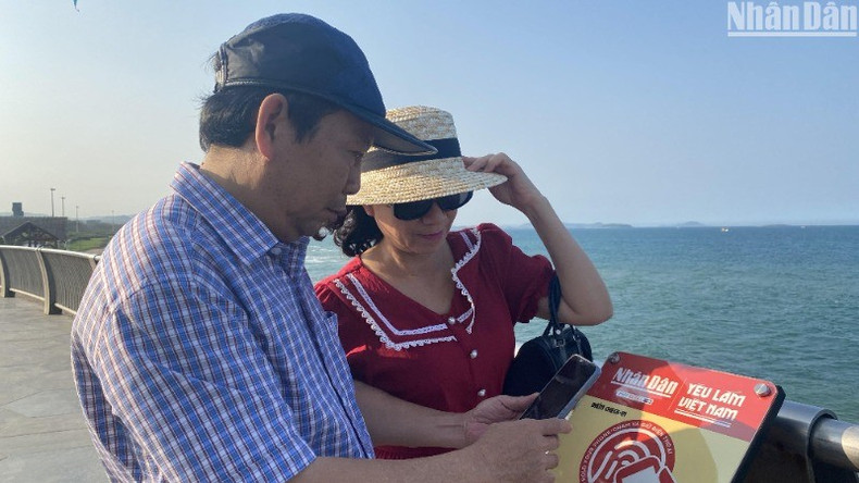 Placa con chip NFC instalada en la Torre Nghinh Phong, en la ciudad de Tuy Hoa, en Phu Yen.