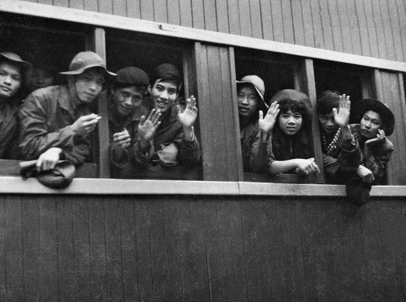 Periodistas, telegrafistas y técnicos del grupo GP10 de la VNA a bordo del barco rumbo al frente en el sur. (Foto: VNA)