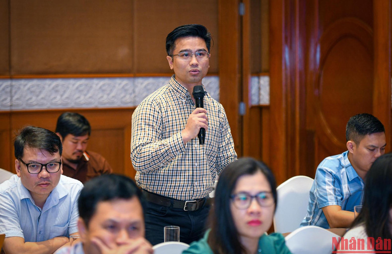 Representantes de agencias de prensa plantean preguntas en el programa. Representantes de agencias de prensa plantean preguntas en el programa.