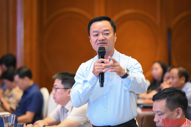 Representante de Diario de Transporte comparte sus opiniones en torno a los temas publicitarios de las agencias de prensa. Representante de Diario de Transporte comparte sus opiniones en torno a los temas publicitarios de las agencias de prensa.