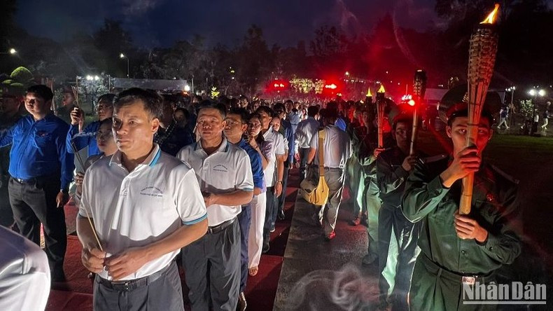 Los delegados ofrecen incienso y encenden velas para rendir homenaje a los mártires en el cementerio de Hang Duong. Los delegados ofrecen incienso y encenden velas para rendir homenaje a los mártires en el cementerio de Hang Duong.