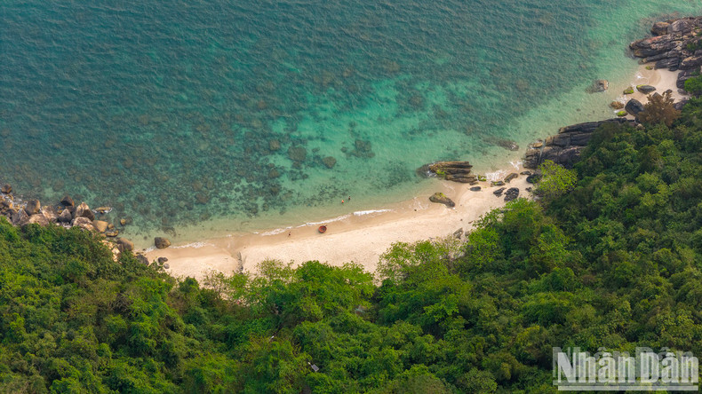 La playa de arena blanca es hermosa vista desde arriba. La playa de arena blanca es hermosa vista desde arriba.