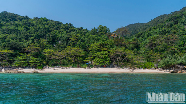 Hermosa playa de arena blanca ubicada al sur de la isla. Hermosa playa de arena blanca ubicada al sur de la isla.