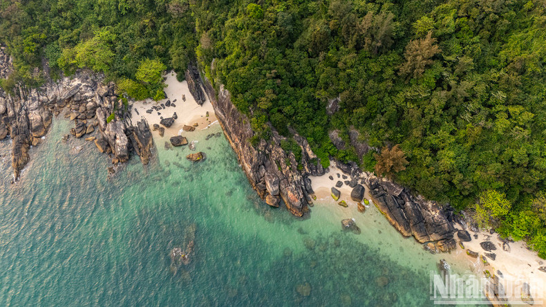 Hermosas costas rocosas alrededor de la isla vistas desde arriba. Hermosas costas rocosas alrededor de la isla vistas desde arriba.