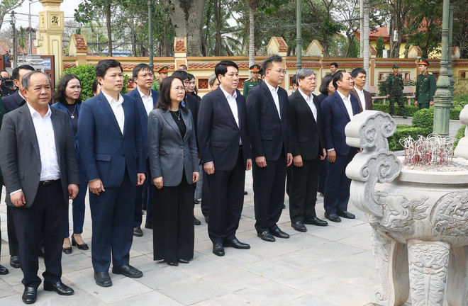 El presidente Luong Cuong y la delegación realizan una ofrenda de inciensos en la Casa Conmemorativa del teniente general Nguyen Binh, ubicada en la aldea Yen Phu, comuna de Giai Pham, distrito de Yen My. El presidente Luong Cuong y la delegación realizan una ofrenda de inciensos en la Casa Conmemorativa del teniente general Nguyen Binh, ubicada en la aldea Yen Phu, comuna de Giai Pham, distrito de Yen My.