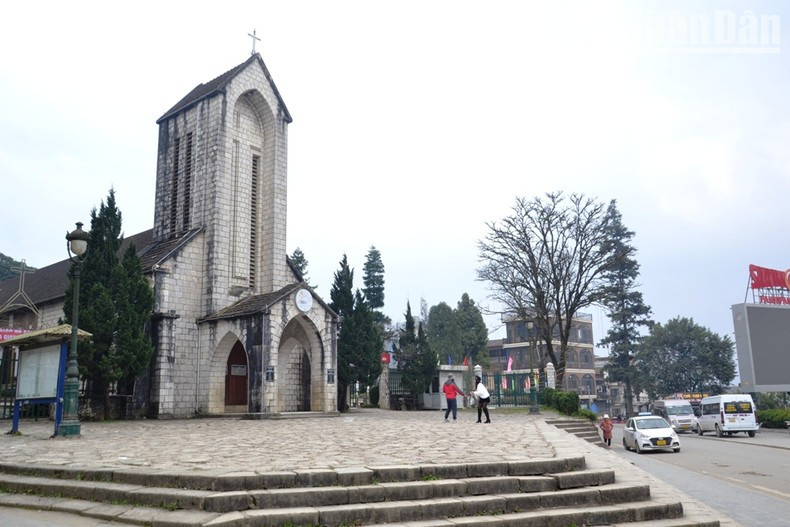 La iglesia de piedra de Sapa, construida en 1935 con austeras decoraciones de cara a la fiesta más importante del año para los cristianos. La iglesia de piedra de Sapa, construida en 1935 con austeras decoraciones de cara a la fiesta más importante del año para los cristianos.