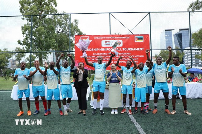 La entrega del primer premio al grupo de FRELIMO en el torneo amistoso de fútbol Vietnam - Mozambique. (Foto: VNA) La entrega del primer premio al grupo de FRELIMO en el torneo amistoso de fútbol Vietnam - Mozambique. (Foto: VNA)