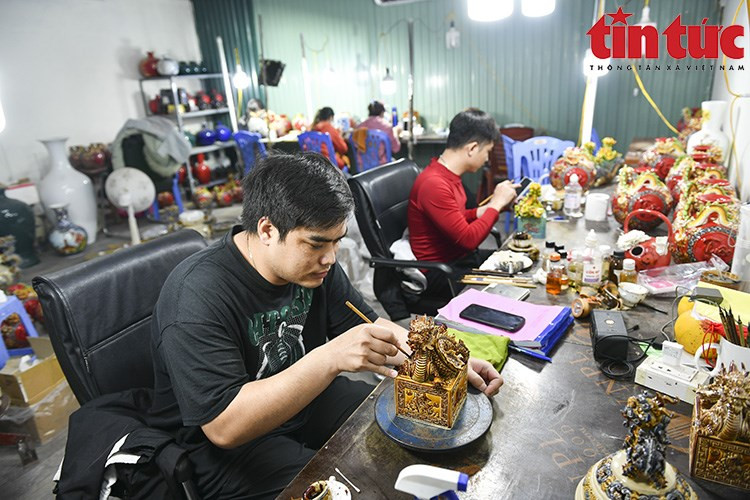 En promedio, cada artesano necesita de ocho a diez horas de trabajo continuo para producir de cuatro a cinco obras. (Foto: VNA)