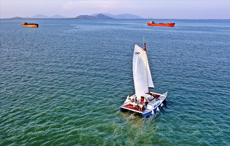 Barcos llevan a los turistas a contemplar el paisaje de Vung Tau. (Fuente: VNA) Barcos llevan a los turistas a contemplar el paisaje de Vung Tau. (Fuente: VNA)