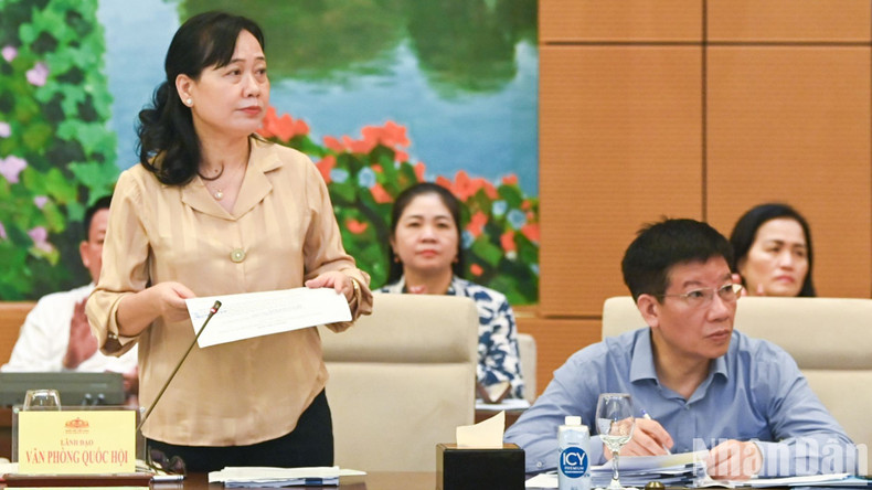 La vicesecretaria general y jefa adjunta de la Oficina de la AN, Nguyen Thi Thuy Ngan, presenta un informe. La vicesecretaria general y jefa adjunta de la Oficina de la AN, Nguyen Thi Thuy Ngan, presenta un informe.
