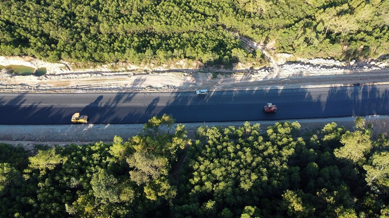 La construcción de la parte superior de asfalto en la superficie de la autopista Nghi Son - Dien Chau. (Fuente: VNA) La construcción de la parte superior de asfalto en la superficie de la autopista Nghi Son - Dien Chau. (Fuente: VNA)