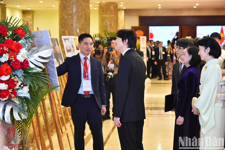 La miembro del Buró Político y permanente del Secretariado del Comité Central del Partido Comunista de Vietnam, Truong Thi Mai, junto con el príncipe heredero Akishino y la princesa Kiko visitan la exposición al margen del evento. La miembro del Buró Político y permanente del Secretariado del Comité Central del Partido Comunista de Vietnam, Truong Thi Mai, junto con el príncipe heredero Akishino y la princesa Kiko visitan la exposición al margen del evento.