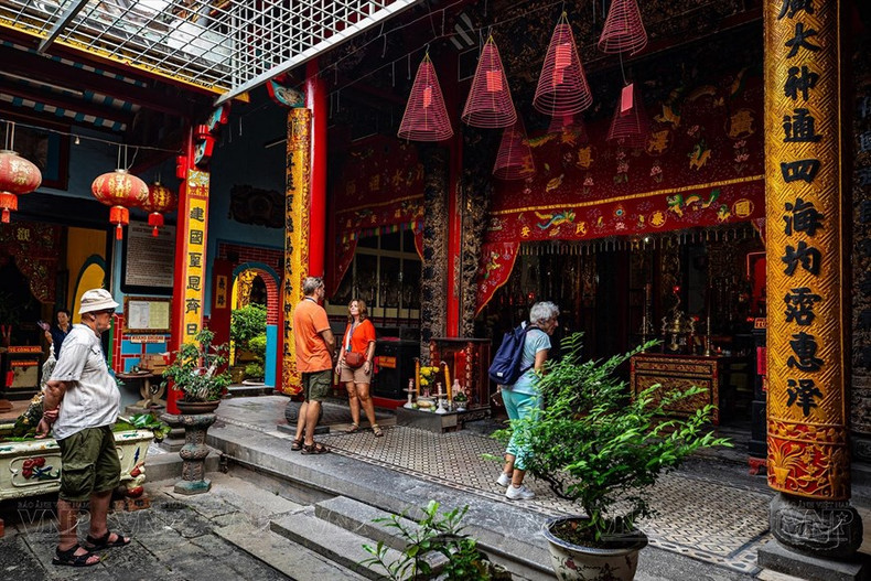 Los turistas extranjeros visitan el palacio Kien An. (Foto: VNA)