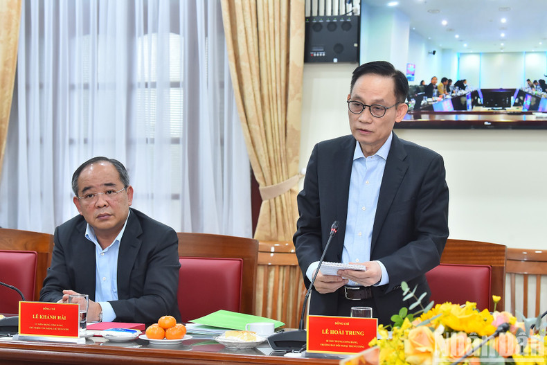 El jefe del Comisión de Asuntos Exteriores del Partido Comunista de Vietnam, Le Hoai Trung, interviene en la reunión.