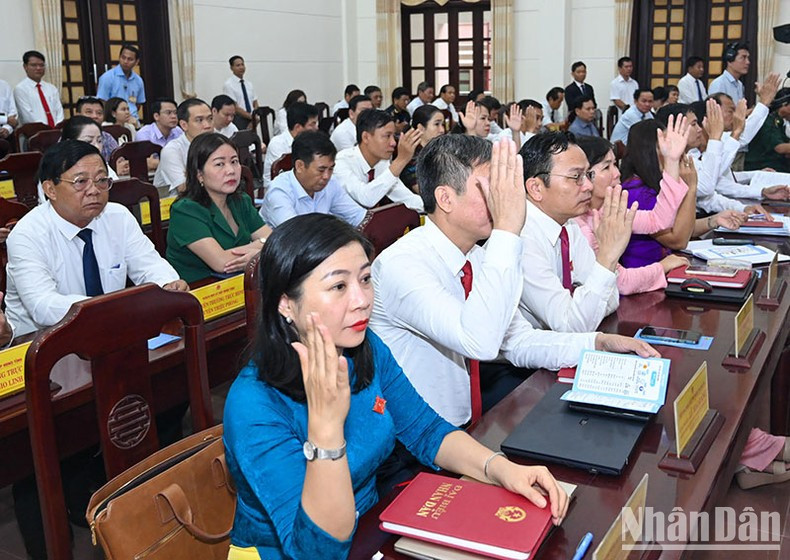 Los delegados del Consejo Popular de Quang Tri votan sobre los temas que se discutirán en estas reuniones. Los delegados del Consejo Popular de Quang Tri votan sobre los temas que se discutirán en estas reuniones.