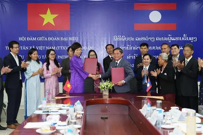 En la firma del Acuerdo de Cooperación entre la VNA y la KPL. (Foto: VNA) En la firma del Acuerdo de Cooperación entre la VNA y la KPL. (Foto: VNA)