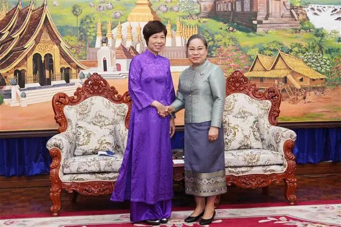 La directora general de la VNA, Vu Viet Trang y la ministra de Información, Cultura y Turismo de Laos, Suonsavan Viyaketh. (Foto: VNA) La directora general de la VNA, Vu Viet Trang y la ministra de Información, Cultura y Turismo de Laos, Suonsavan Viyaketh. (Foto: VNA)