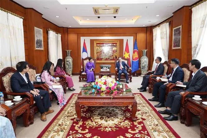 En el encuentro entre la directora general de la VNA, Vu Viet Trang y el embajador de Vietnam en Laos, Nguyen Minh Tam. (Foto: VNA) En el encuentro entre la directora general de la VNA, Vu Viet Trang y el embajador de Vietnam en Laos, Nguyen Minh Tam. (Foto: VNA)