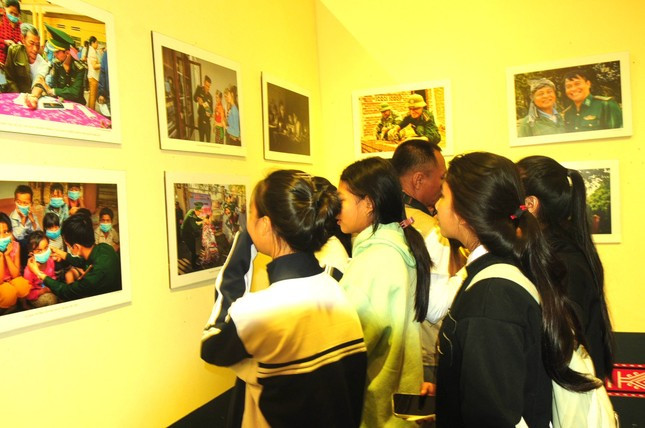 La exposición atrae a muchos estudiantes. (Foto: tienphong.vn) La exposición atrae a muchos estudiantes. (Foto: tienphong.vn)