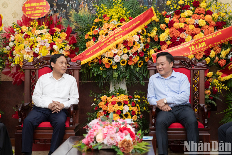 El jefe adjunto de la Comisión de Asuntos Internos del Comité Central del PCV, Nguyen Thanh Hai, desea que el periódico Nhan Dan continúe fomentando su espíritu innovador y creatividad, para ser digno de ser el órgano central del Partido Comunista de Vietnam. El jefe adjunto de la Comisión de Asuntos Internos del Comité Central del PCV, Nguyen Thanh Hai, desea que el periódico Nhan Dan continúe fomentando su espíritu innovador y creatividad, para ser digno de ser el órgano central del Partido Comunista de Vietnam.