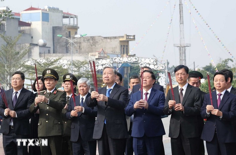 El secretario general del PCV visita el proyecto de construcción del Hospital General de Nam Dinh. (Foto: VNA)