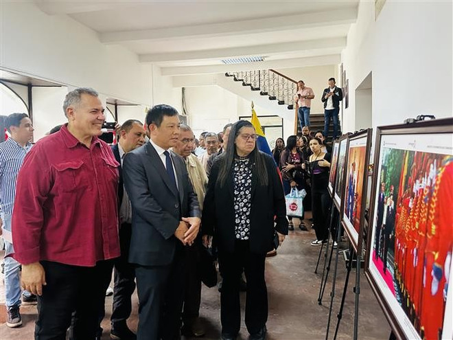 En la exposición fotográfica. (Foto: VNA)