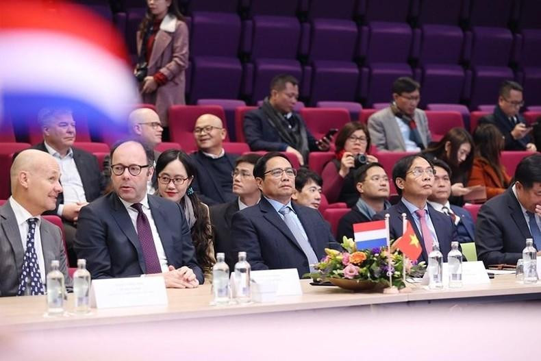 El primer ministro vietnamita escucha la presentación sobre la zona de alta tecnología de Brainport. (Fotografía: VNA) El primer ministro vietnamita escucha la presentación sobre la zona de alta tecnología de Brainport. (Fotografía: VNA)