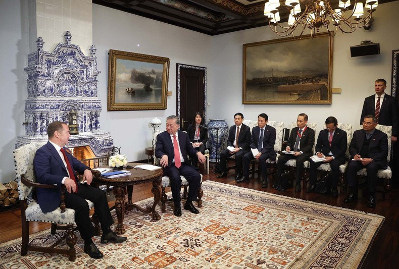 El líder partidista vietnamita mantiene un encuentro con Dmitry Medvedev, presidente del partido Rusia Unida y vicepresidente del Consejo de Seguridad de la Federación de Rusia. (Foto: THONG NHAT/VNA) El líder partidista vietnamita mantiene un encuentro con Dmitry Medvedev, presidente del partido Rusia Unida y vicepresidente del Consejo de Seguridad de la Federación de Rusia. (Foto: THONG NHAT/VNA)